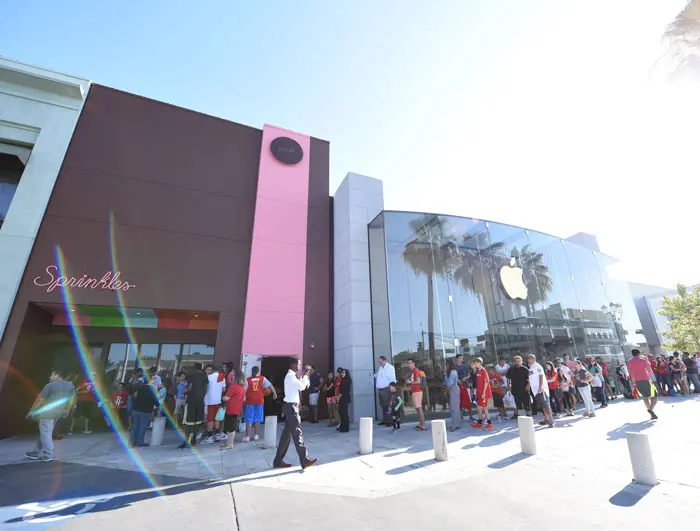 A large line formed at Sprinkles for its sweet unveiling. Photo courtesy Daniel Ortiz. 