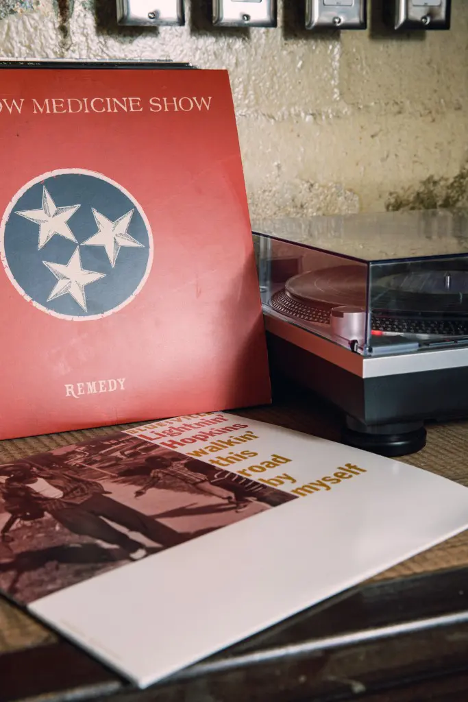 An extensive collection of vinyl provides the music for the restaurant. Many of the albums hail from Weber's own collection. 