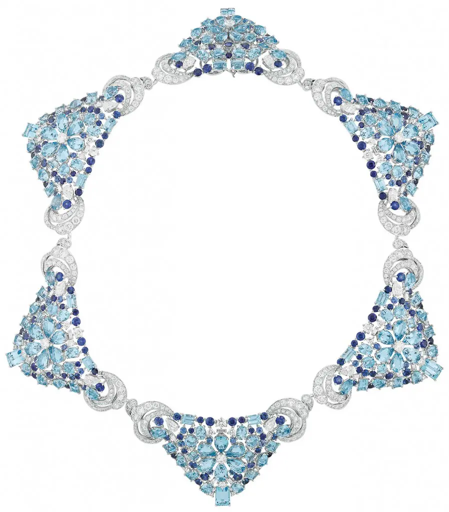 Van Cleef & Arpels Lagune
Précieuse necklace from
Seven Seas collection with
diamonds, sapphires and
aquamarines set in 18K
white gold.