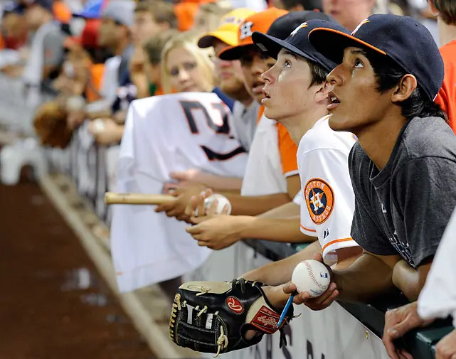 Astros fans packed the ballpark for Opening Night, bringing back those old October feelings.