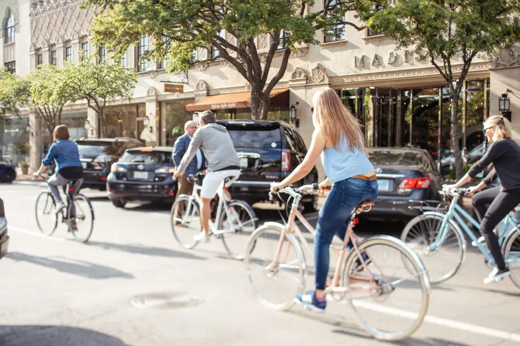 Tour de Highland Park: A stylish crowd cruises through the village.