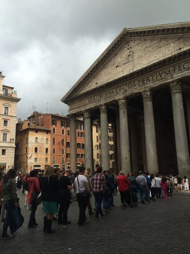 Tourists line up to enter the Pantheon.
