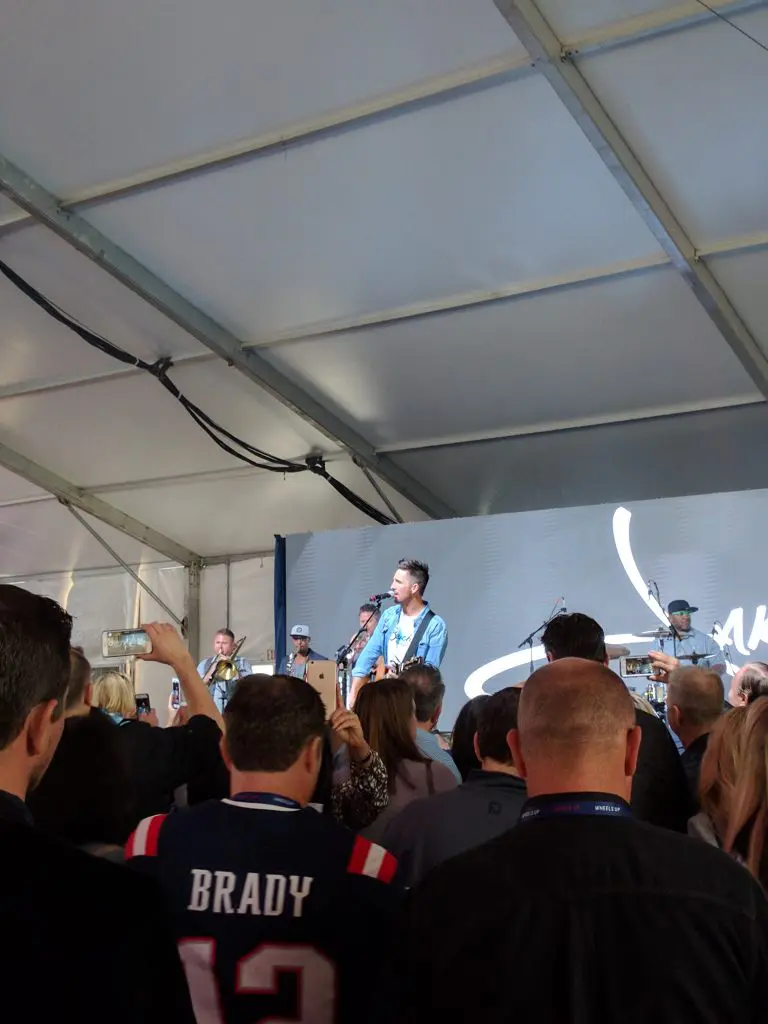 Jake Owen entertaining the crowd. (Photo Matthew Ramirez)