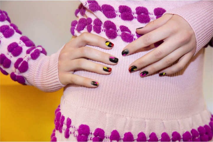 Novis' runway nail art showcases vintage art-deco vibes. 