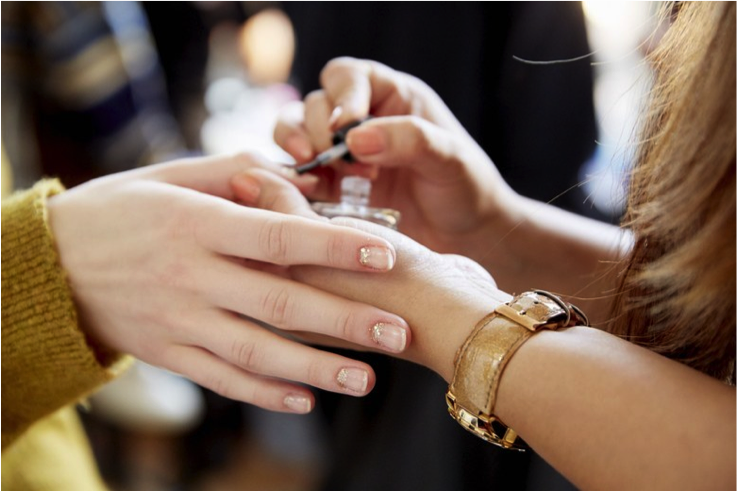 Minimalist nails with a hint of gold further enhanced Ulla Johnson's collection. 