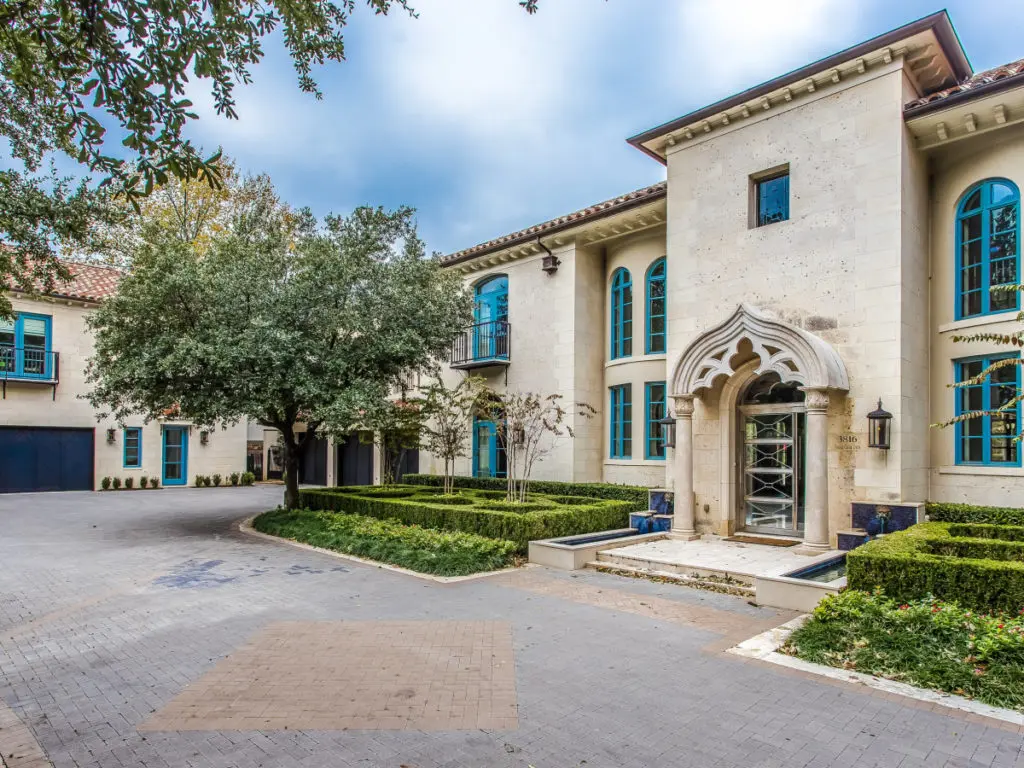 Inside the Mansion of Dallas’ <em>Real Housewives</em> Star — See That Controversial Entranceway Pool