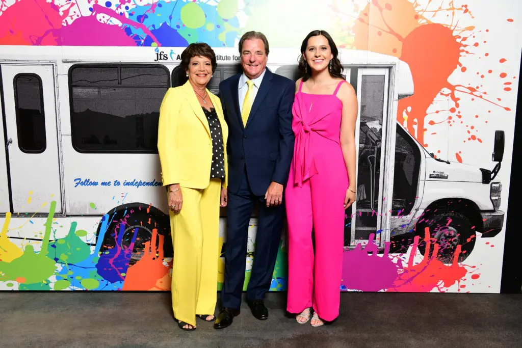 Chesed Award honorees Ellen & Steve Robinson with daughter Erica Robinson at JFS LiVE! 2019 (Photo by Daniel Ortiz)