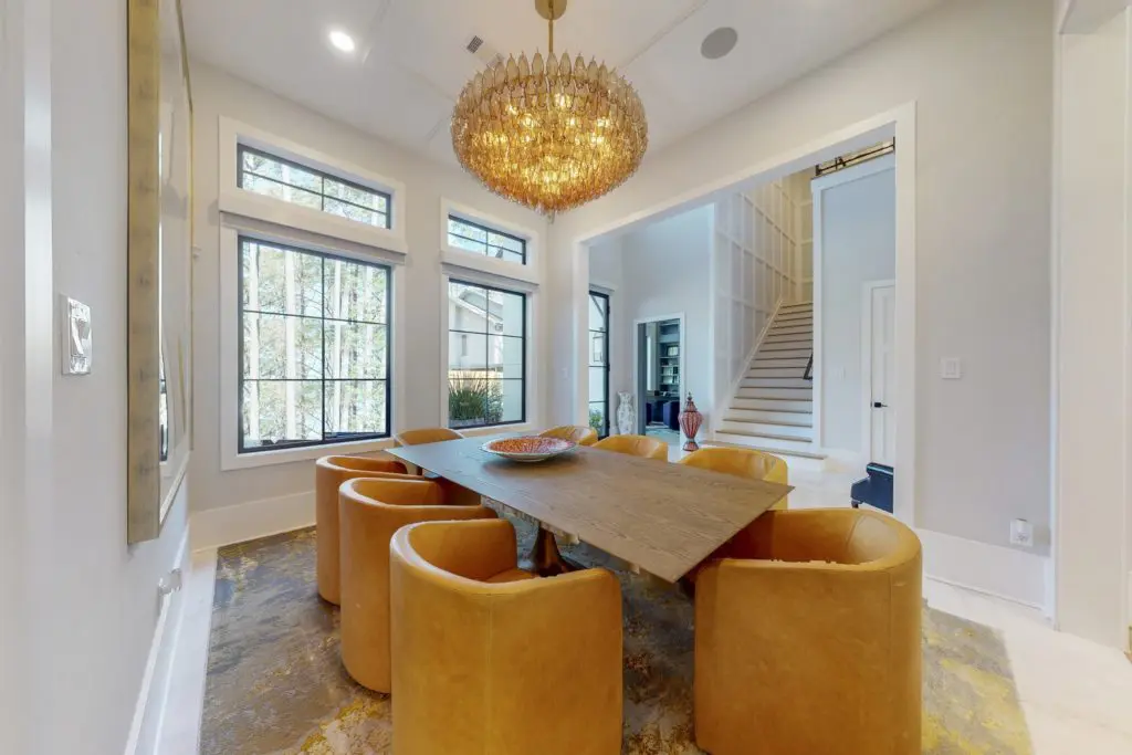 An informal dining area at 346 Hunters Trail in Houston. (Photo by Jason Koonce with Hommati)