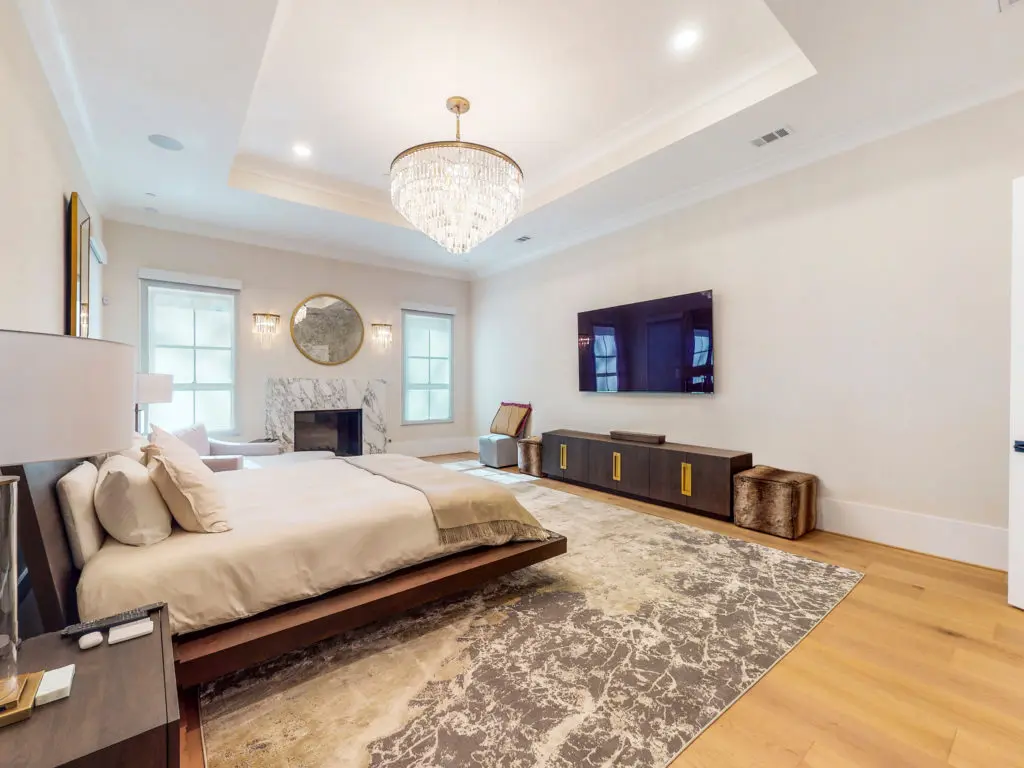 The primary suite at 346 Hunters Trail in Houston. (Photo by Jason Koonce with Hommati)