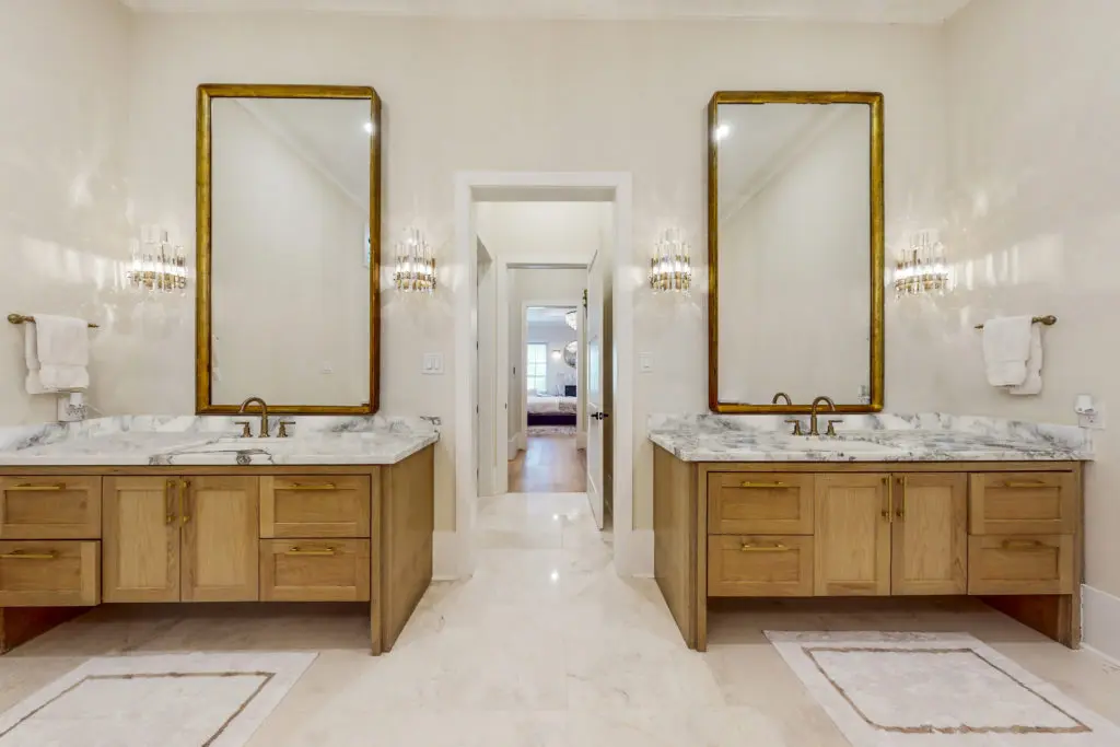 Well planned bath in the primary suite at 346 Hunters Trail Street in Houston. (Photo by Jason Koonce with Hommati)
