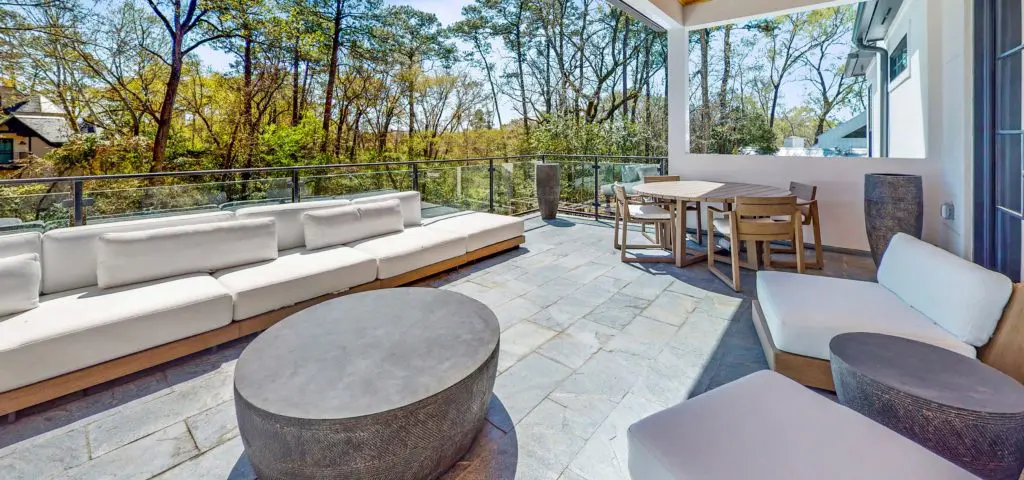 The backyard oasis at 346 Hunters Trail in Houston's Memorial Villages. (Photo by Jason Koonce with Hommati)