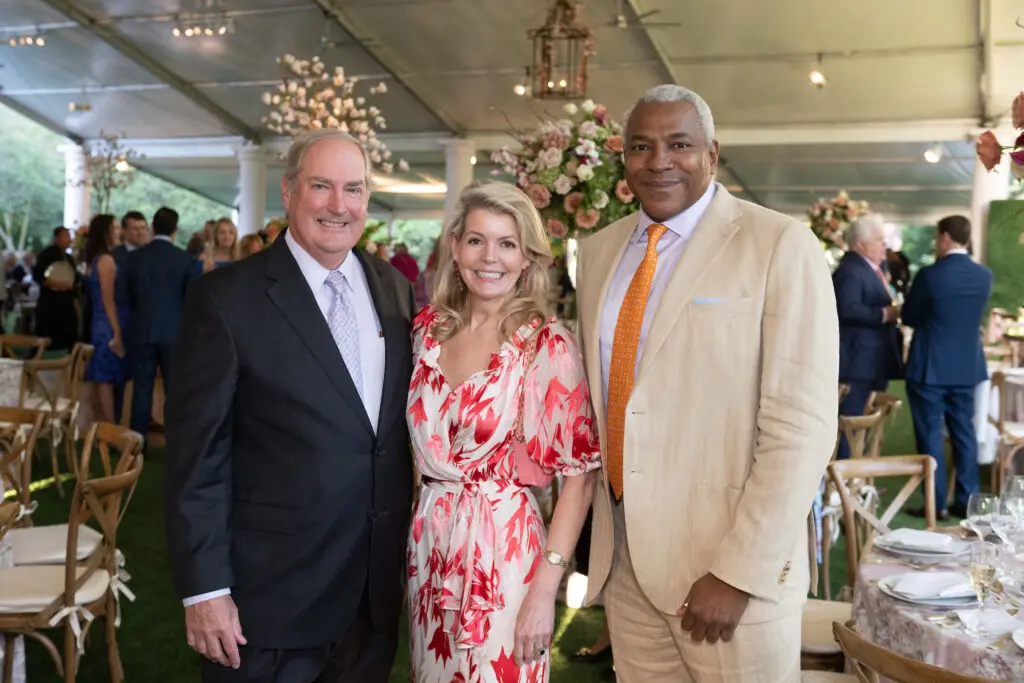Jeff & Michelle Foutch, Kent Lucas at the Bayou Bend Garden Party (Photo y Wilson Parish)