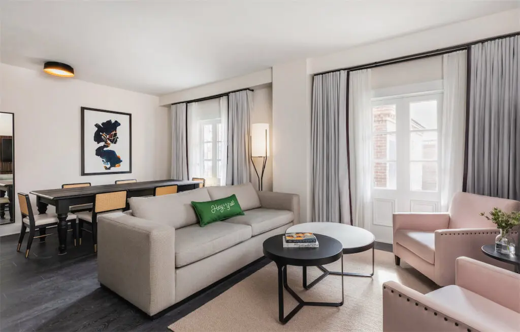During the renovations led by interior design firm Ealain Studio, the hotel revamped the guest rooms with modern furniture and artwork by Southeastern artist Tracy Murrell. (Courtesy of The Mills House)