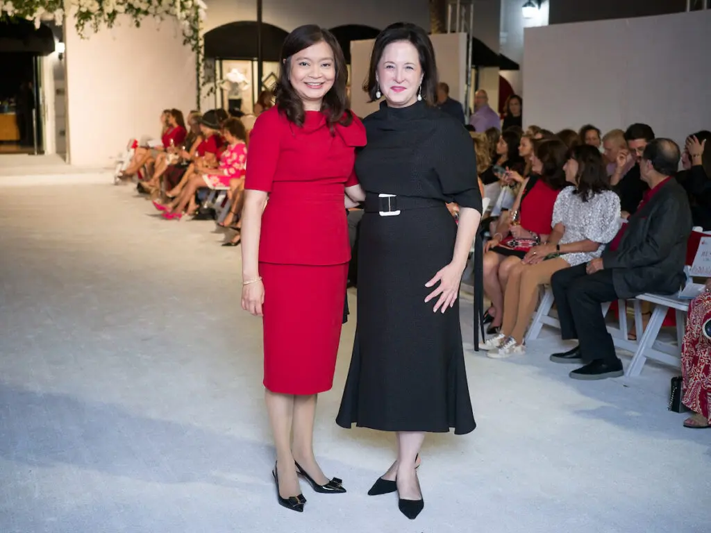 Erin Asprec, Anne Neeson at the Elizabeth Anthony Go Red for Women fashion event. (Photo by Daniel Ortiz)