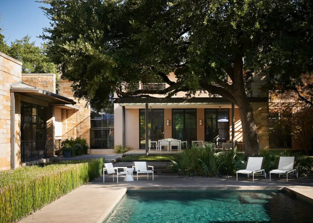 The back house of the Preston Hollow home was designed by Bernbaum/Magadini Architects. (Photo by Pär Bengtsson)