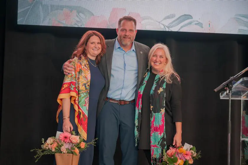 Pavilion Partners Wine Dinner chairs Jill Krueger (left) and Sonya Nicholson flank Pavilion CEO Jeff Young at the Pavilion Wine Dinner. (Photo by Scott Shaver for The Cynthia Woods Mitchell Pavilion)