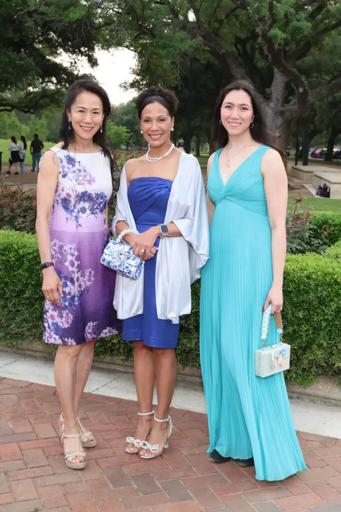Y. Ping Sun, Paula DesRoches, Mei Leebron at the Hermann Park Conservancy 'Evening in the Park' (Photo by Priscilla Dickson)