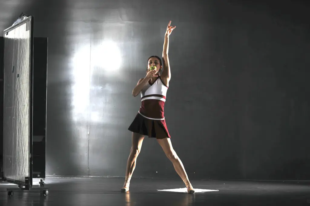 402 Maddie Medina in ISHIDA Dance’s ‘green apples’ Photo by Amitava Sarkar