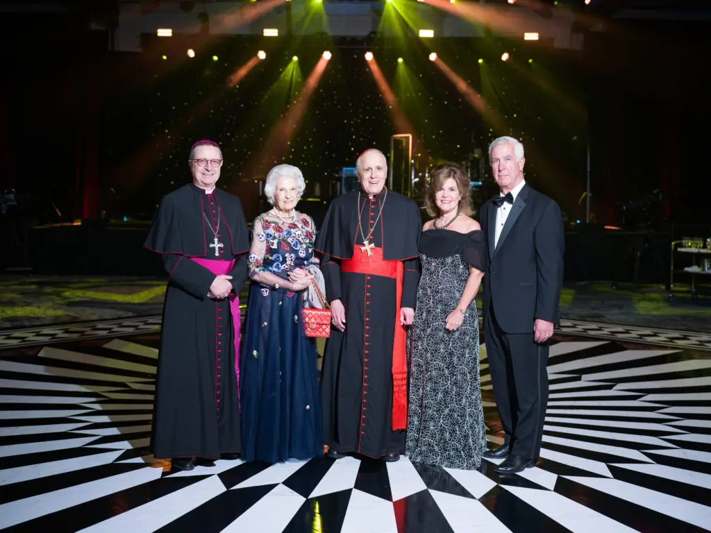 University of St. Thomas gala honorary chairs Bishop Italo Dell'Oro, CRS and Raye G. White, honoree His Eminence Daniel Cardinal DiNardo, chairs Ginger and John Niemann (Photo by Gwen Juarez)