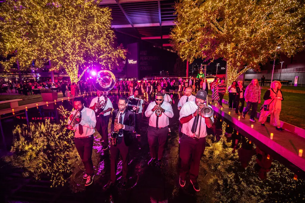 Turn up the Lights (Photo by Can Turkyilmaz)