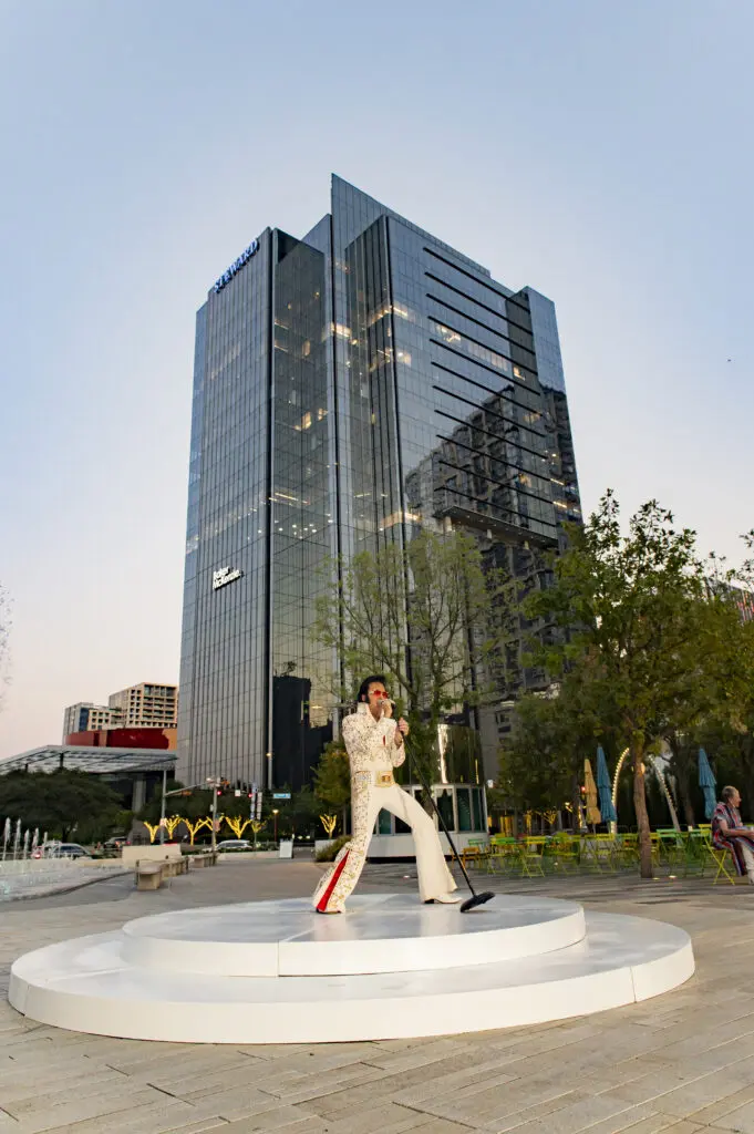 Elvis Presley Tribute Artist, Kraig Parker  (Photo by Tamytha Cameron and Celeste Cass)