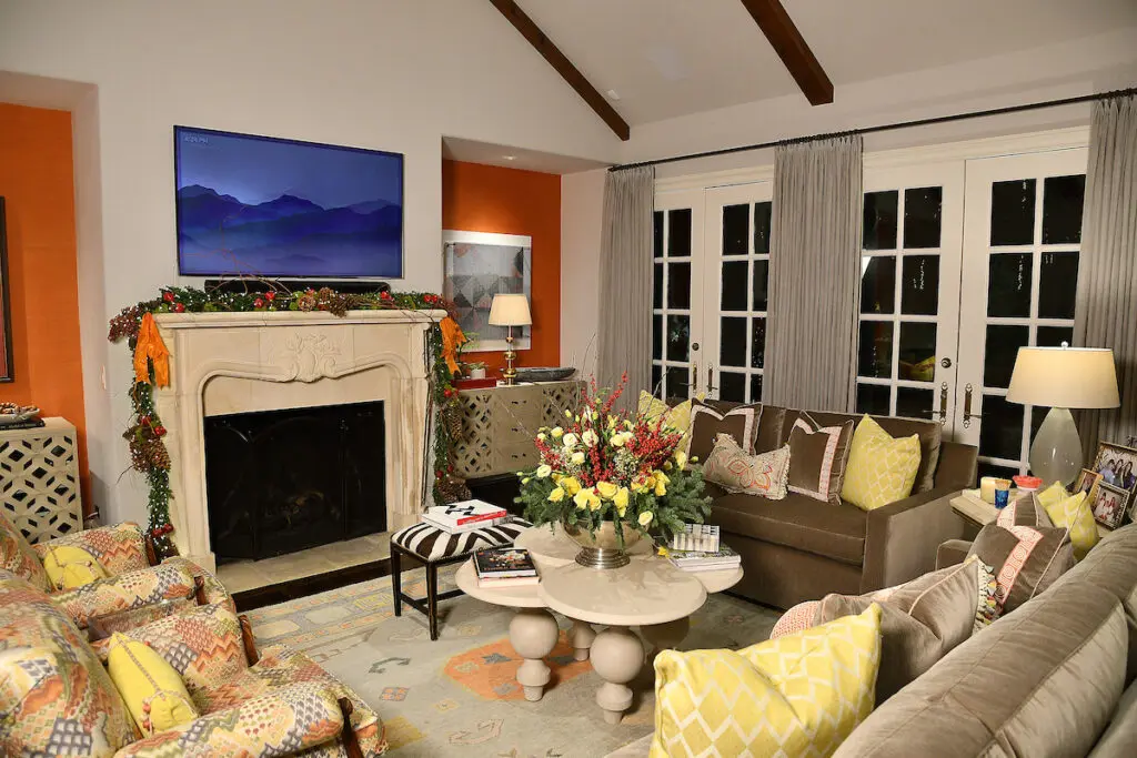 Floral designer Jeff Bradley decor in the den at the Kappa Kappa Gamma Charitable Foundation home tour preview party (Photo by Dave Rossman)