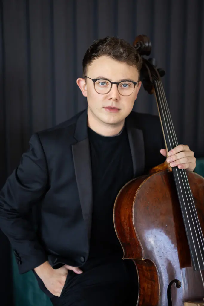 Cellist Chris Ellis (Photo courtesy DACAMERA)