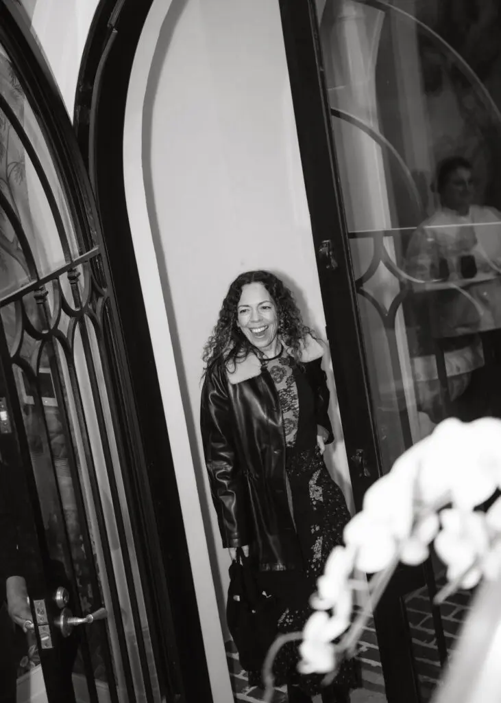 Joanna Williams arrives. (Photo by A Sea of Love)