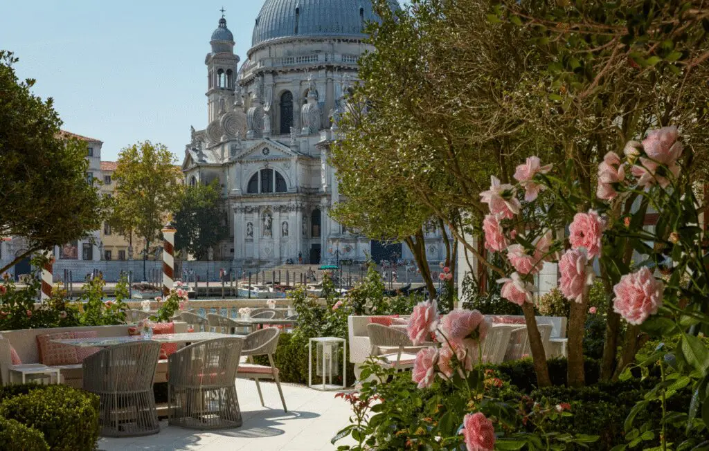 The St. Regis Venice Ginori 1735 Terrace, afternoon tea becomes a design experience, with fine porcelain from the coveted tableware house and panoramic canal views.