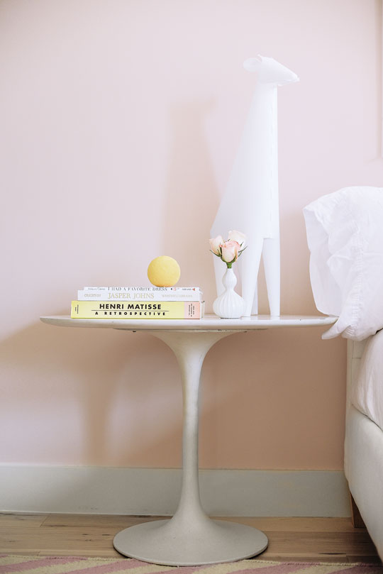 In Slayton’s room, a white giraffe nightlight from Land of Nod tops a vintage Eero
Saarinen Tulip table.