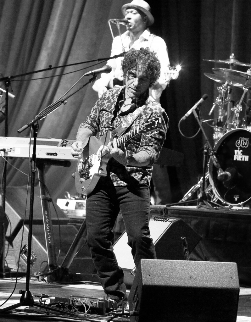 1980s Rock Stars Bring the House Down at Historic Dallas Theater, Raise