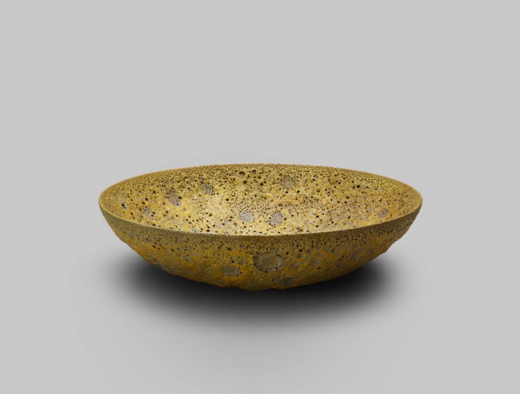 Austrian potters Gertrude and Otto Natzler’s stoneware disch, circa 1950, is perfectly paired with Serra.