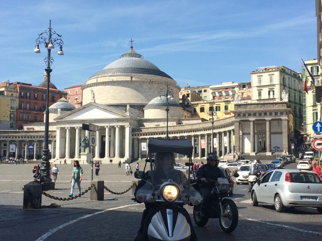 Rythmic traffic in front of La Basílica de San Francisco de Paula.
