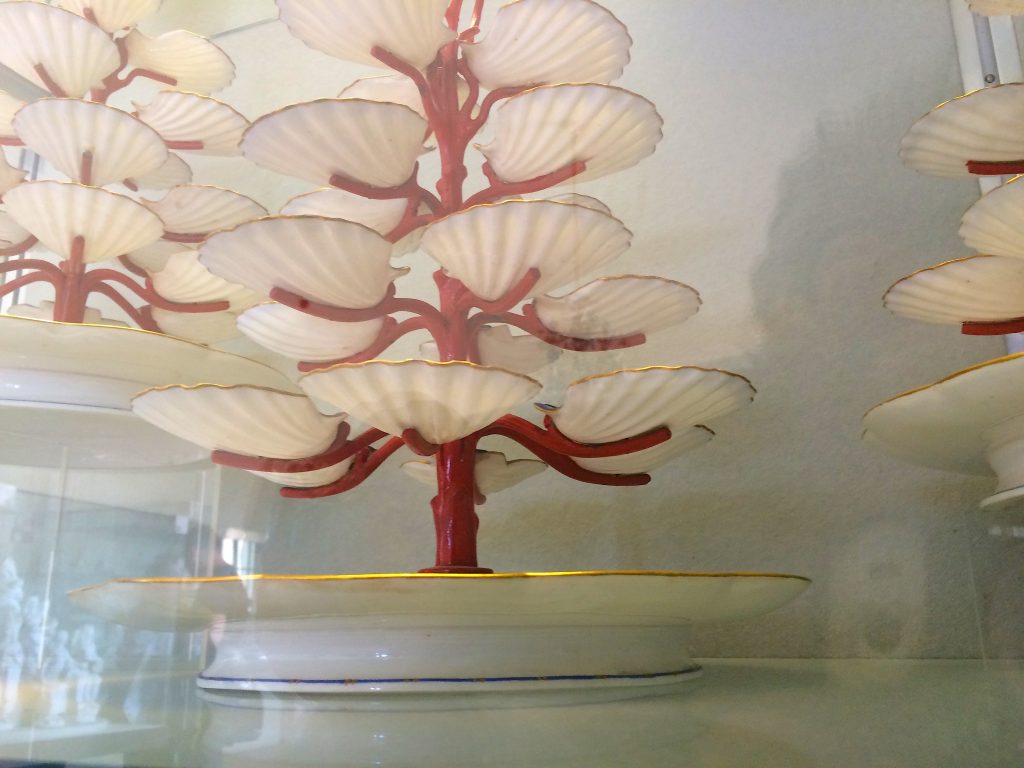 Care to serve fresh oysters from such porcelain?