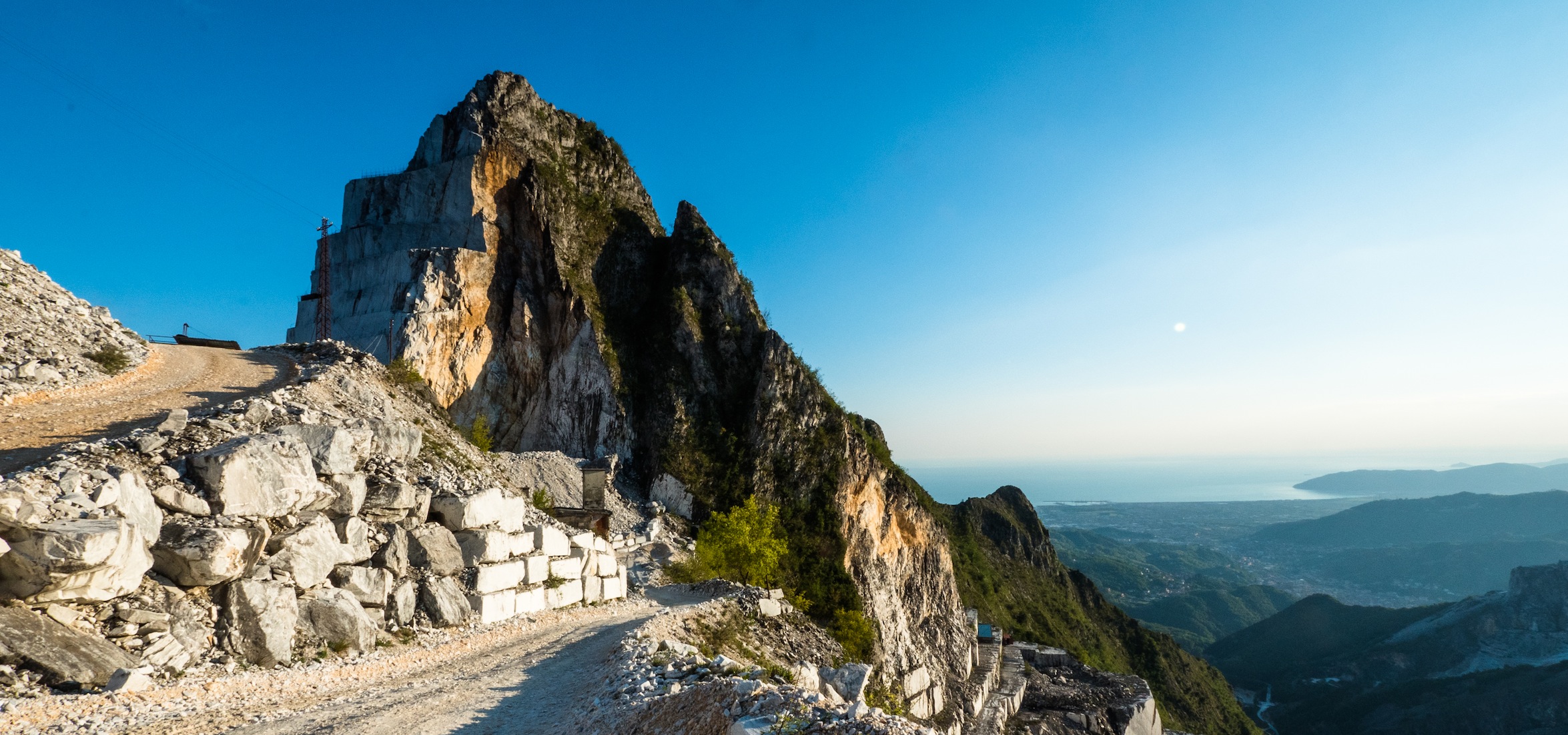 Aria Stone Gallery’s new custom-tailored excursions allow you to travel and hand-select your own slabs.