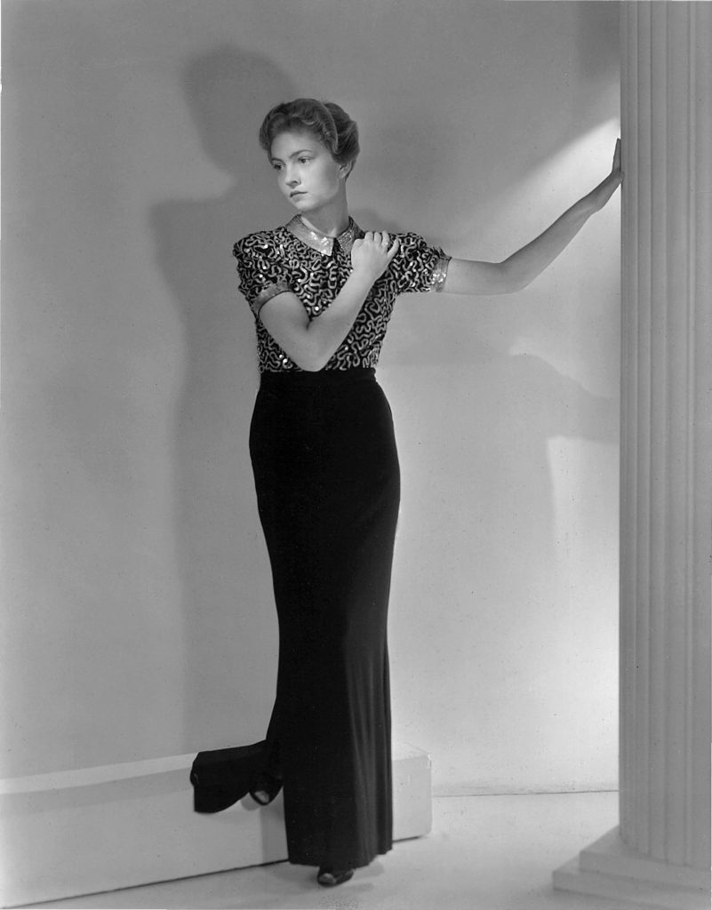 Courtes y AMST, Corpus Christi
Dorothy Hood’s modeling portfolio, late 1930s
