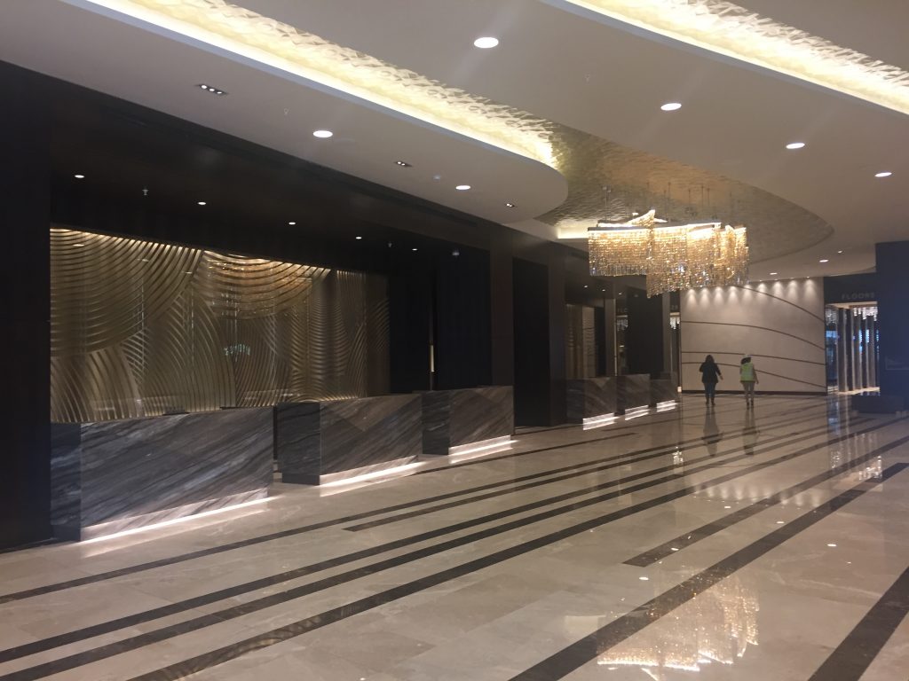 The new Houston Marriott Marquis features a long, winding lobby. (Photo by Chris Baldwin.)
