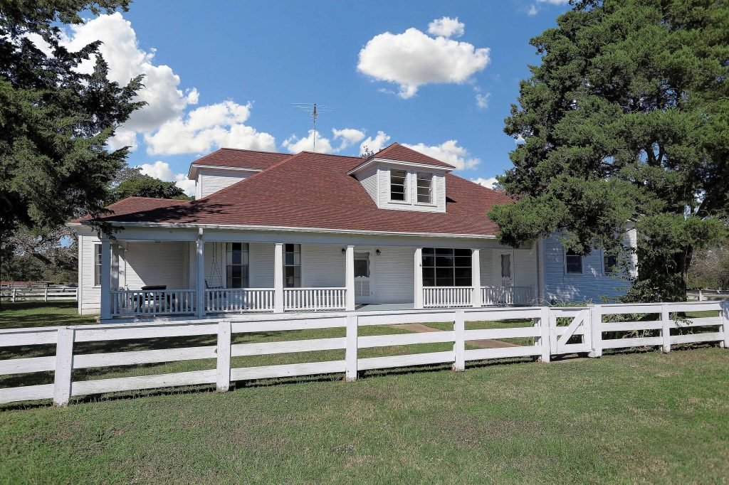4200 Randle Hill Road in Brenham, Texas