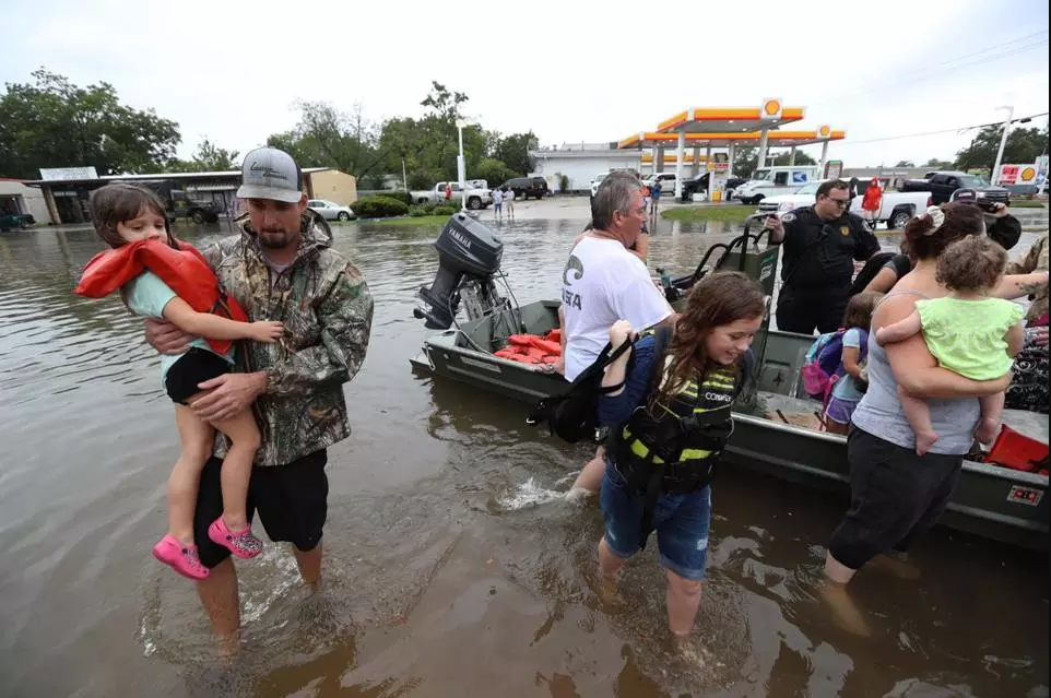 More people are rescued by boat in order to flee flooding. 
