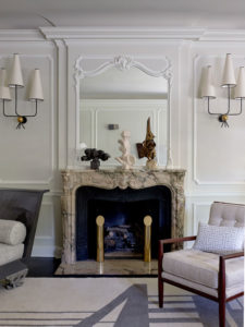 In Los Angeles, a living room with T.H. Robsjohn-Gibbings arm chair. Custom Nepalese wool rug designed by Deniot.