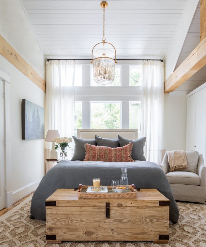 Flanigan's guest house with different bedding, rug and furniture. (Photo courtesy Marie Flanigan Interiors)
