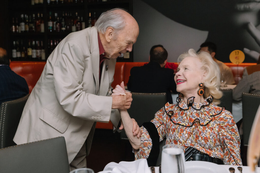 Two Houston icons: artist David Adickes, philanthropist Lynn Wyatt  at the Steak 48 fall fête doubling as kick-off for the Houston Arts Alliance Gala, 2023 (Photo by Johnny Than)
