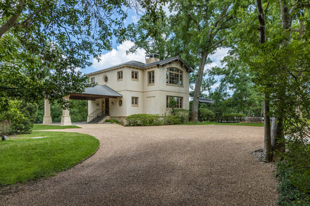 The guest house at 107 Timberwilde Lane (Photo by Berlyn Media for Martha Turner Sotheby’s International Realty)