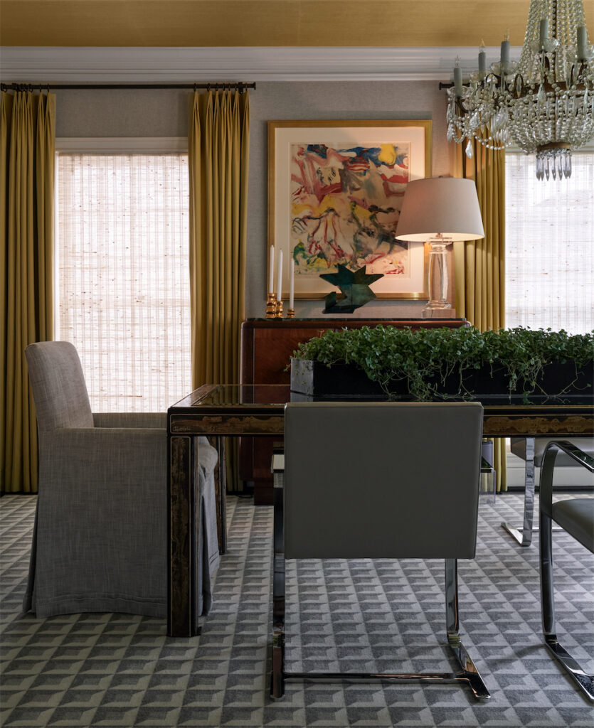 In the dining room, a vintage MasterCraft table and vintage Brno chairs. Willem de Kooning artwork from Heidi Vaughan Fine Art. Grasscloth on ceiling, raffia on walls, both Phillip Jeffries. Candlesticks from Found. (Photo by Pär Bengtsson)