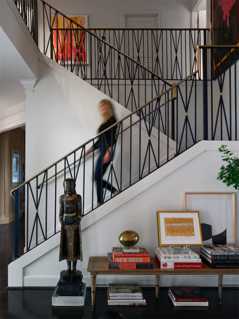 Catherine designed the staircase railing and balusters. Figurative artifact purchased from J. Randall Powers. Vintage bench, brass egg from Found, yellow painting by Katsumi Hayakawa from McClain Gallery. (Photo by Pär Bengtsson)