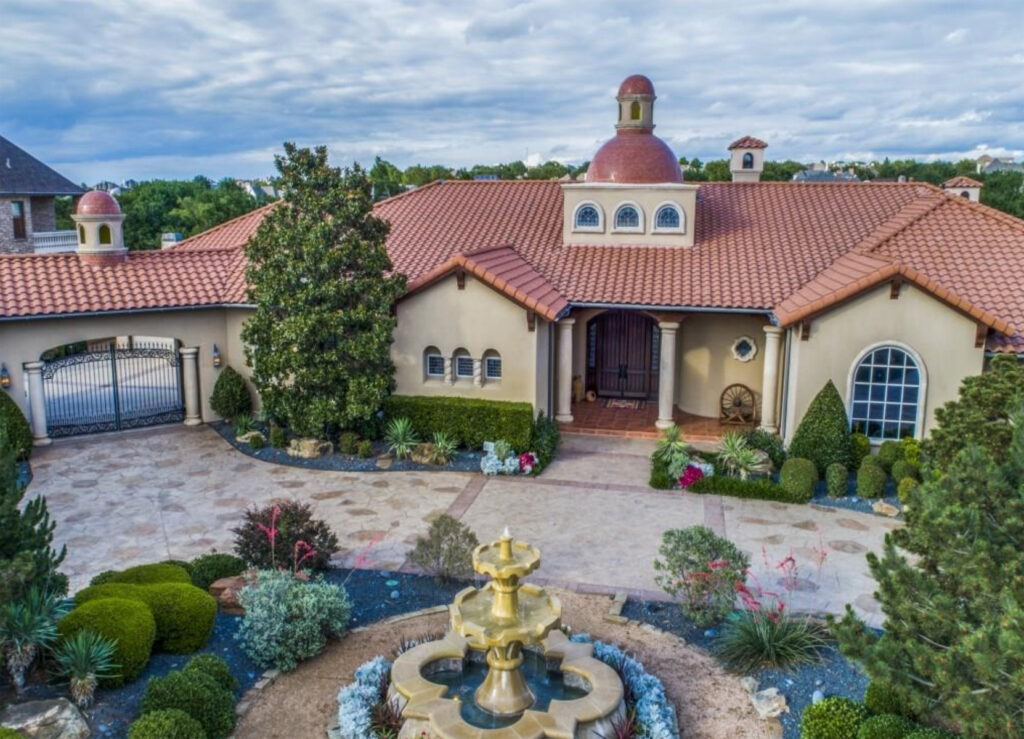 The Monterey Home is featured on the 2024 AIA Dallas Tour of Homes. (photo courtesy of Lloyd Lumpkins Architect)