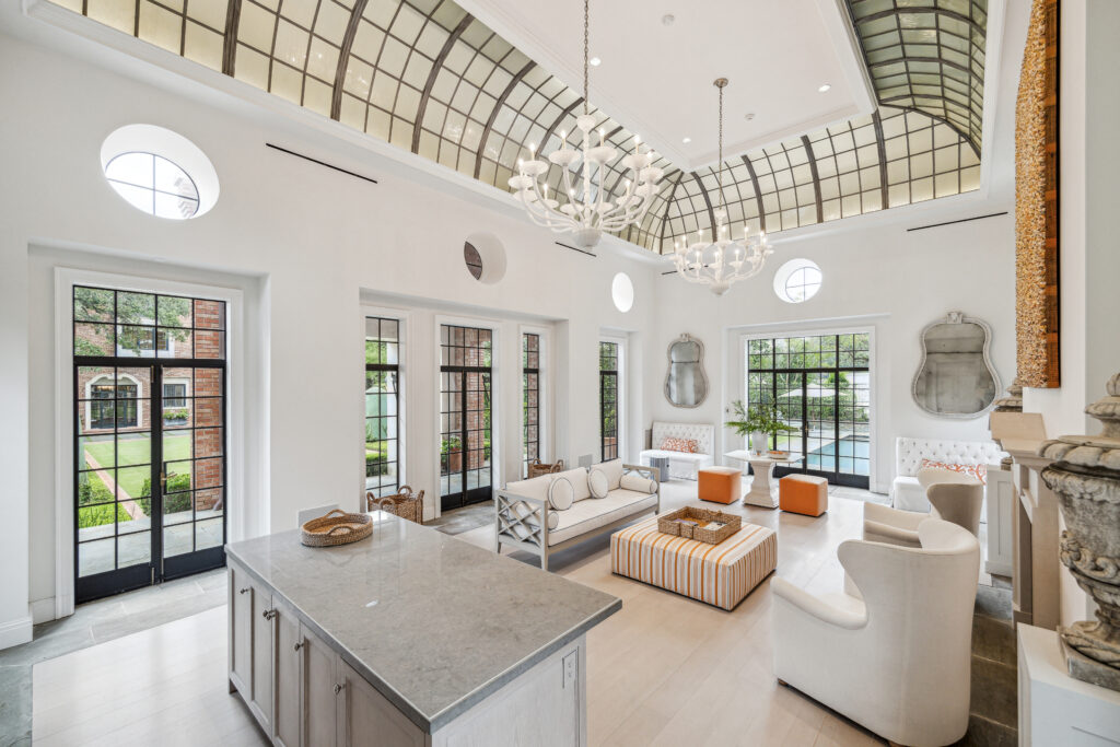 2110 River Oaks Boulevard (Photo by TK Images/Compass)