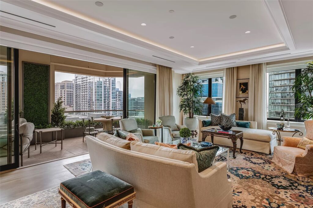 Check out this custom high-rise home at Stoneleigh Residences during the Turtle Creek Tour of Homes. (Photo by Shoot2Sell and Turtle Creek Association)