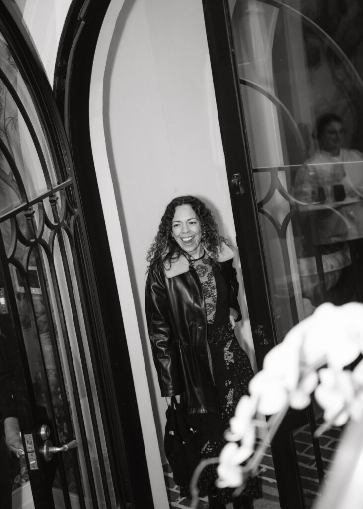 Joanna Williams arrives. (Photo by A Sea of Love)
