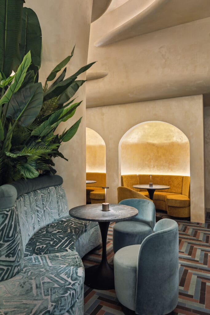 Cozy corners in De Fortune which just opened in Regent Square (Photo by Bill Krampitz)